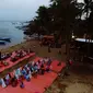 Gerakan Salat Subuh Berjemaah Makassar (GSSBM) tak hanya di masjid dan bibir anjungan Pantai Losari, tapi juga di dekat mercusuar kuno. (Liputan6.com/Ahmad Yusran)