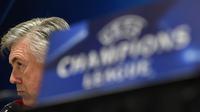 Pelatih Bayern Munchen Carlo Ancelotti pada sesi konferensi pers di Eindhoven, 31 Oktober 2016. (AFP/Christof Stache)