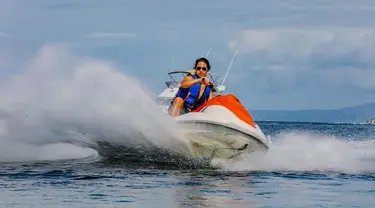 Ahmad Jalaluddin Rumi atau yang akrab disapa El Rumi mengalahkan YouTuber Winson Reynaldi di atas ring tinju. Pertandingan keduanya berlangsung di Holywings Sport Show 2, 12 Juni 2022. (Instagram/elelrumi)