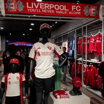 Potret jersey tandang terbaru Liverpool FC yang telah resmi dijual di Liverpool FC Store, Pondok Indah Mall, Jakarta Selatan. (Liputan6.com/Deniz Akbar)