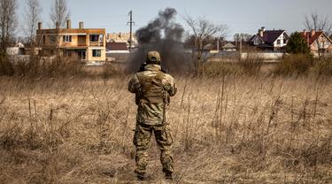 Pasukan Ukraina Jinakkan Ladang Ranjau Rusia di luar Kiev