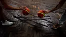Pemain memainkan bola saat berlatih di lapangan basket tertua di dunia di Paris, Prancis, Kamis (31/5). (GERARD JULIEN/AFP)