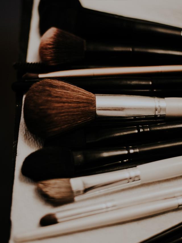 Mencuci Kuas Makeup dengan Cara Praktis dan Nggak Ribet
