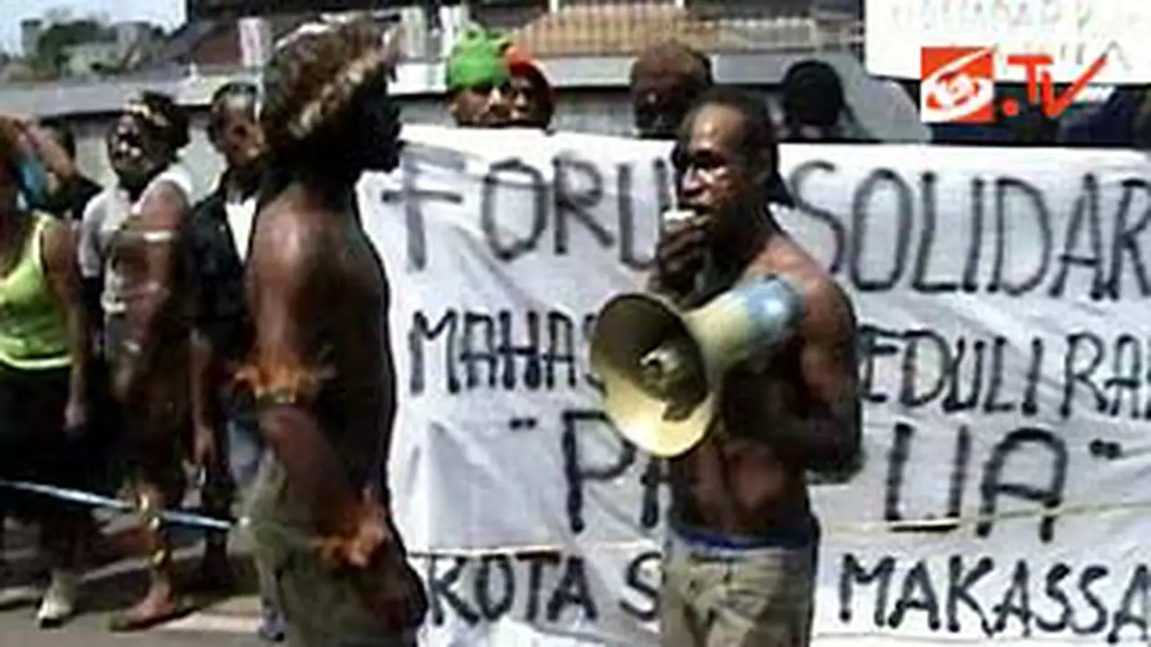 111115ademo-papua.jpg