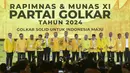 Plt Ketua Umum Partai Golkar Agus Gumiwang Kartasasmita (ketujuh kiri) bersama jajaran pengurus Dewan Pimpinan Pusat (DPP) Partai Golkar berfoto bersama saat pembukaan Rapat Pimpinan Nasional (Rapimnas) di Jakarta Convention Center, Selasa (20/8/2024). (merdeka.com/Arie Basuki)