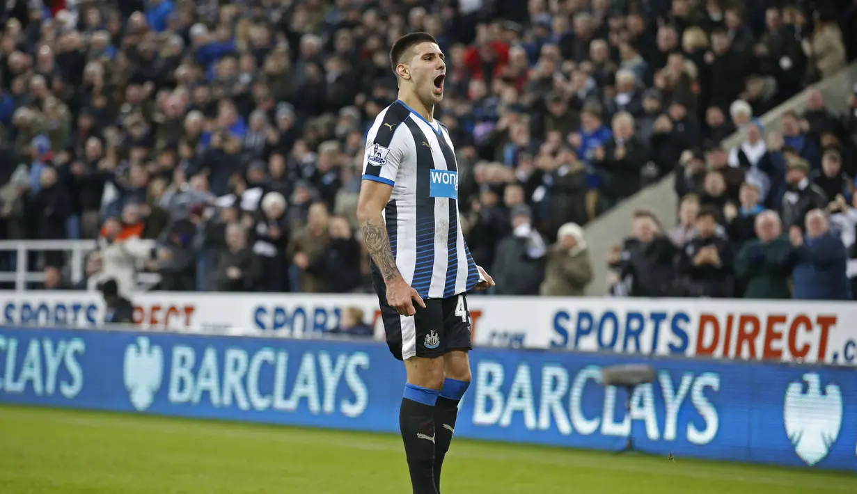  Pemain Newcastle United, Aleksandar Mitrovic menjadi penentu kemenangan timnya saat bersua Wet Brom Albion pada lanjutan Liga Premier Inggris pekan ke-25. (Reuters/Carl Recine)