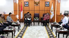 Ketua DPD La Nyalla Mattalitti (kiri) menggelar pertemuan dengan PP Forum Staf Ahli Kepala Daerah (Forskada) se-Indonesia di Gedung Nusantara III, Jakarta, Rabu (9/10/2019). Pertemuan untuk menjalin silaturahmi antara Forskada se-Indonesia dengan DPD. (Liputan6.com/JohanTallo)