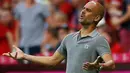 Pelatih baru Manchester City, Pep Guardiola kecewa melihat para pemainnya bertanding melawan Bayern Muenchen di laga uji coba pramusim di Allianz Arena, Muenchen (21/7). City kalah atas Muenchen dengan skor 1-0. (Reuters/Michaela Rehle)