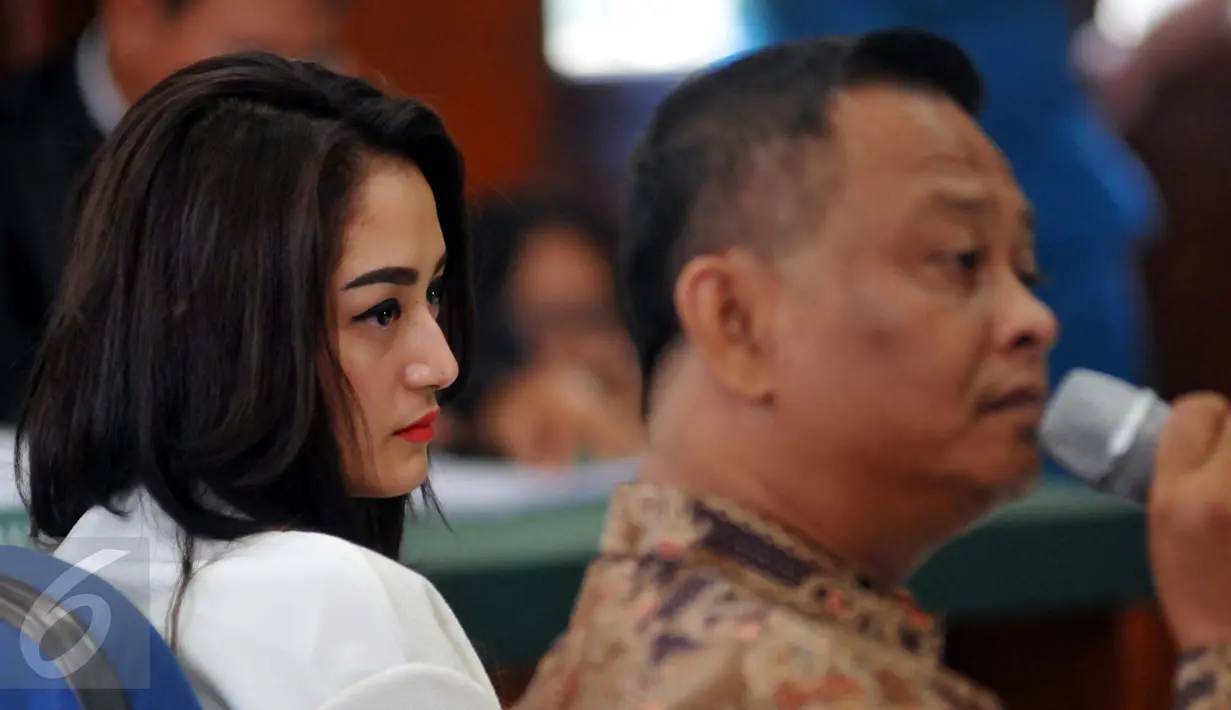 Sidang lanjutan dugaan pelanggaran hak cipta oleh PT Vista Pratama kembali digelar di Pengadilan Negeri Jakarta Utara pada Selasa (18/8/2015). Siti Badriah (kiri) tampak hadir sebagai saksi dalam sidang tersebut. (Liputan6.com/Panji Diksana)