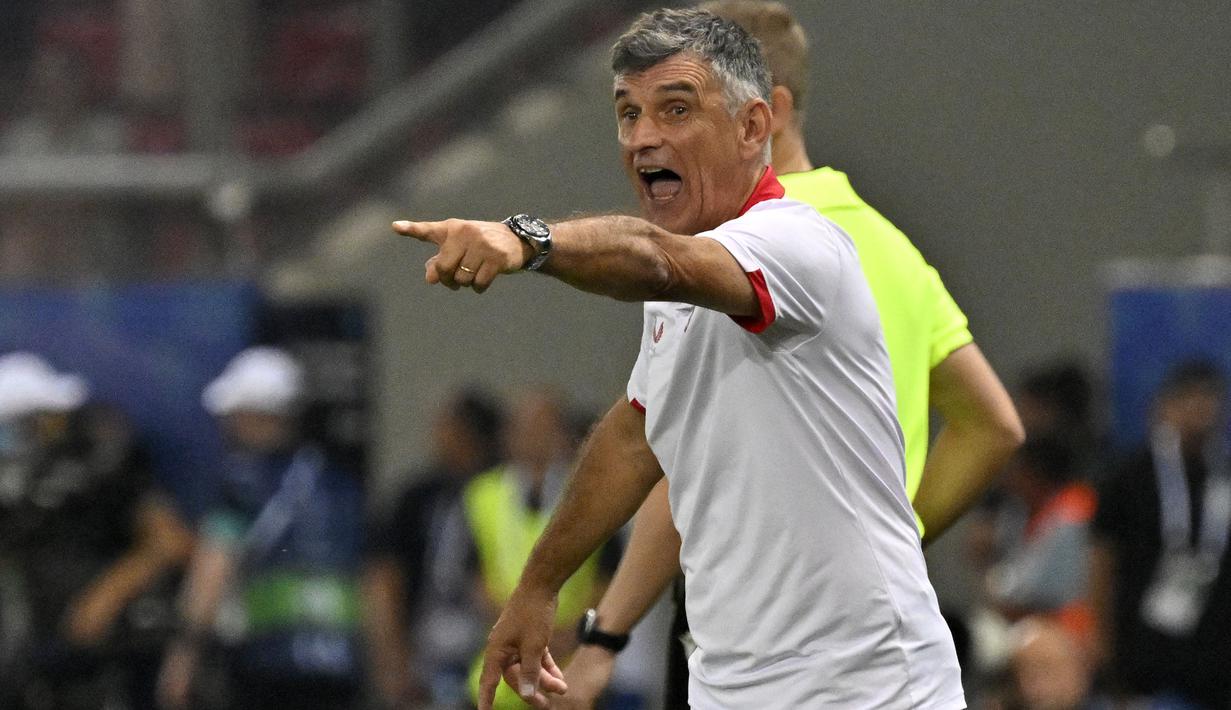 Liga-liga top Eropa belum merampungkan separuh musim kompetisi pada musim 2023/2024, namun nyatanya ada 5 pelatih yang terpaksa harus menerima nasib dilengserkan akibat gagal mengangkat performa klub ynag dibesutnya. Siapa saja ya? Ini dia daftar lengkap kelimanya. (AFP/Louisa Gouliamaki)