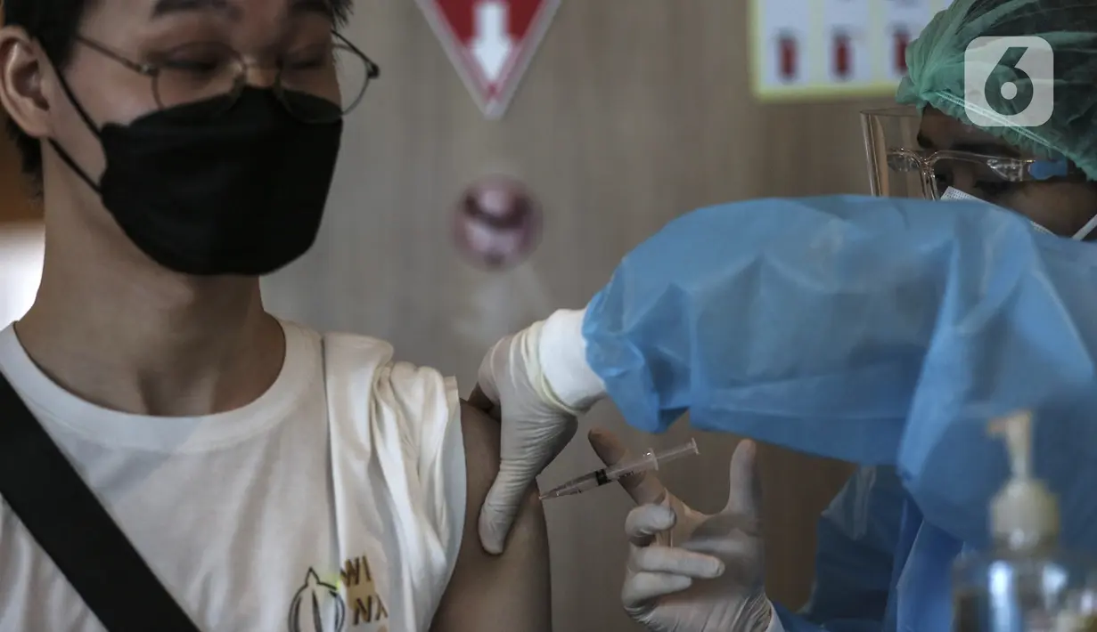 Vaksinator menyuntikkan vaksin AstraZeneca kepada warga saat peresmian Sentra Vaksinasi COVID-19 di RS St. Carolus, Jakarta, Senin (14/6/2021). Sentra vaksinasi ini akan beroperasi selama tiga bulan hingga tanggal 26 September 2021. (Liputan6.com/Johan Tallo)