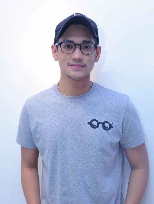 "Lagu ini ada di album baru saya di album Side. Lagu sendiri bercerita tentang terus jalan menghadapi segala rintangan. Jangan lupa yakin untuk menjalani cinta optimis menjalani hidup," kata Afgan di Plaza Senayan, Jumat (19/8). (Andy Masela/Bintang.com)