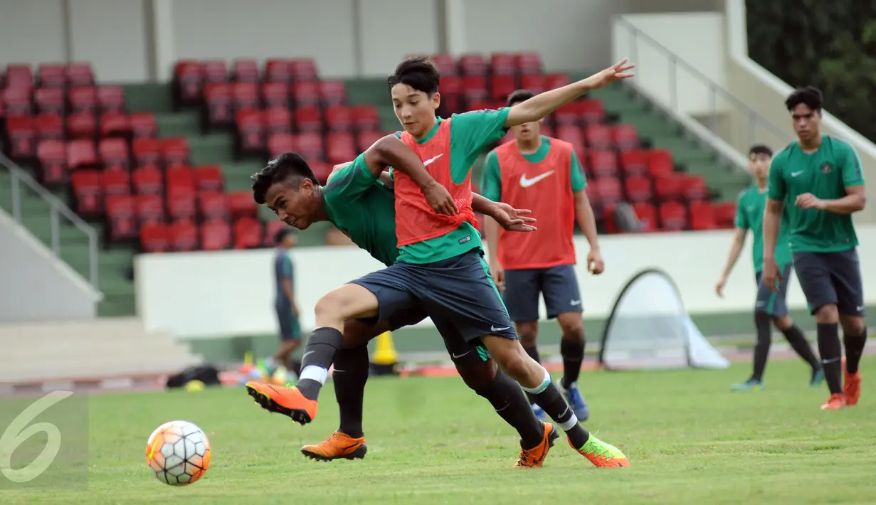 Jack Brown (kanan) berebut bola saat latihan seleksi Timnas Indonesia U-19 di Lapangan Atang Sutresna, Jakarta, Kamis (6/4). 14 pemain yang pernah berlaga di luar negeri mengikuti seleksi masuk Timnas Indonesia U-19. (Liputan6.com/Helmi Fithriansyah)