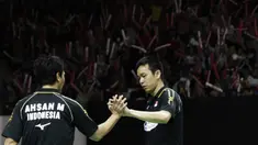 Ganda putra Indonesia, Mohammad Ahsan / Hendra Setiawan, merayakan kemenangan atas ganda China pada Indonesia Masters 2019 di Istora Senayan, Jakarta, Sabtu (26/1). Ahsan / Hendra lolos ke final. (Bola.com/Yoppy Renato)
