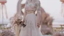 Potret Adinia Wirasti menikah mengenakan gaun pengantin bernuansa pink yang menarik untuk disimak. Dengan tema serba pink, mulai dari dekorasi hingga outfit bridesmaid dan groomsnya, Adinia Wirasti pun tampil dramatis mengenakan gaun pengantin rancangan Mel Ahyar yang bernuansa pink. Foto: Instagram.