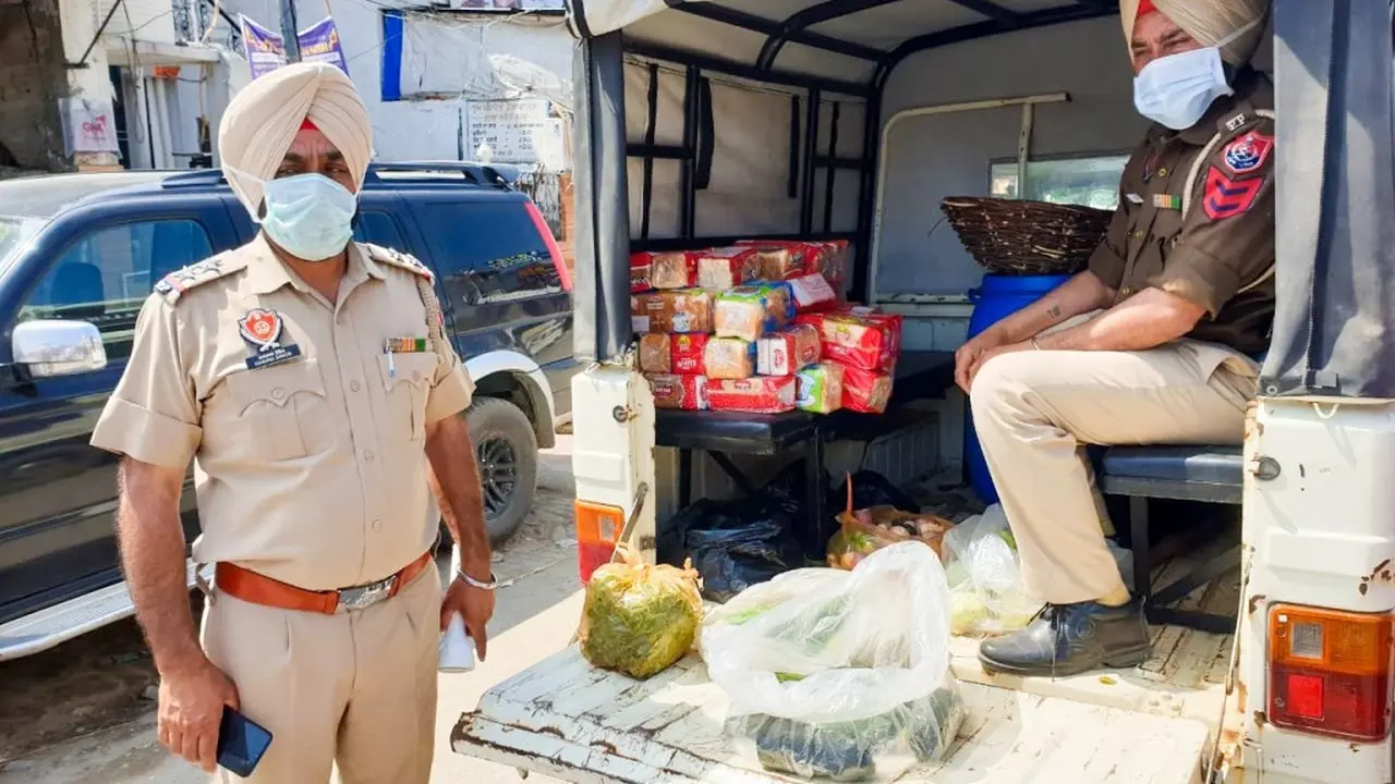Polisi di India Borong Sayuran untuk Dibagikan Gratis