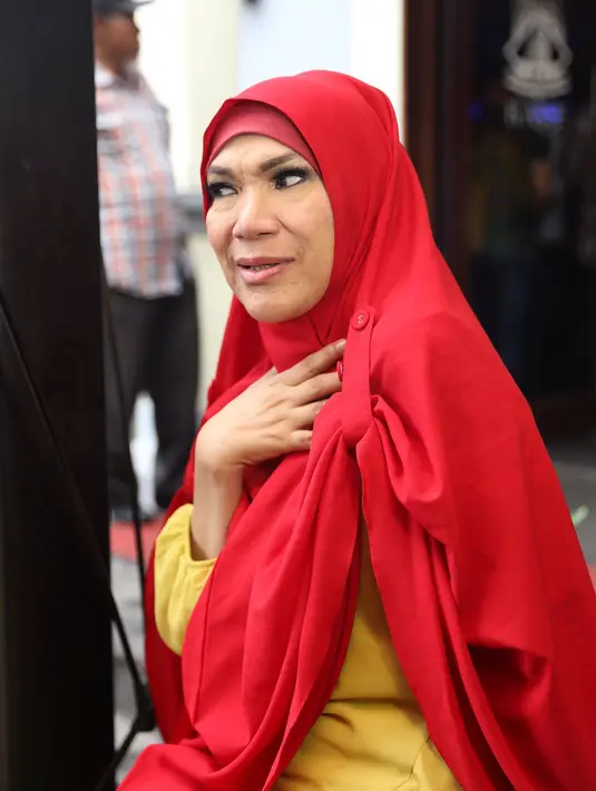 "Saya berharap mudah-mudahan dengan adanya Garuda Enterprise ini yang dipimpin oleh Waty Siregar semoga terbuka hatinya buat orang-oramg berduit. Ini belum semua yang kumpul," lanjutnya. (Andy Masela/Bintang.com)