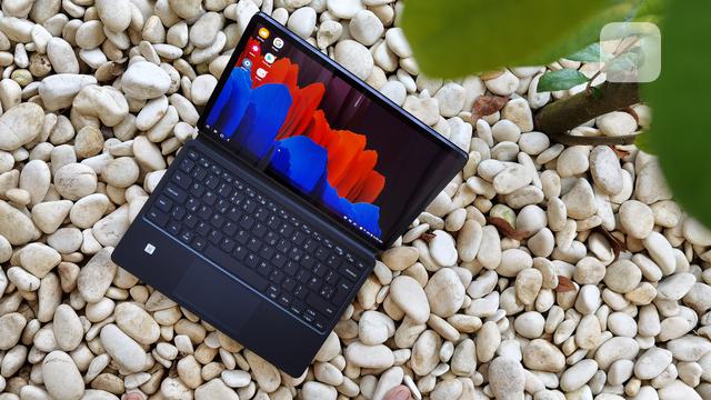 Samsung Galaxy Tab S7 Plus dengan aksesori book cover keyboard. Liputan6.com/Iskandar