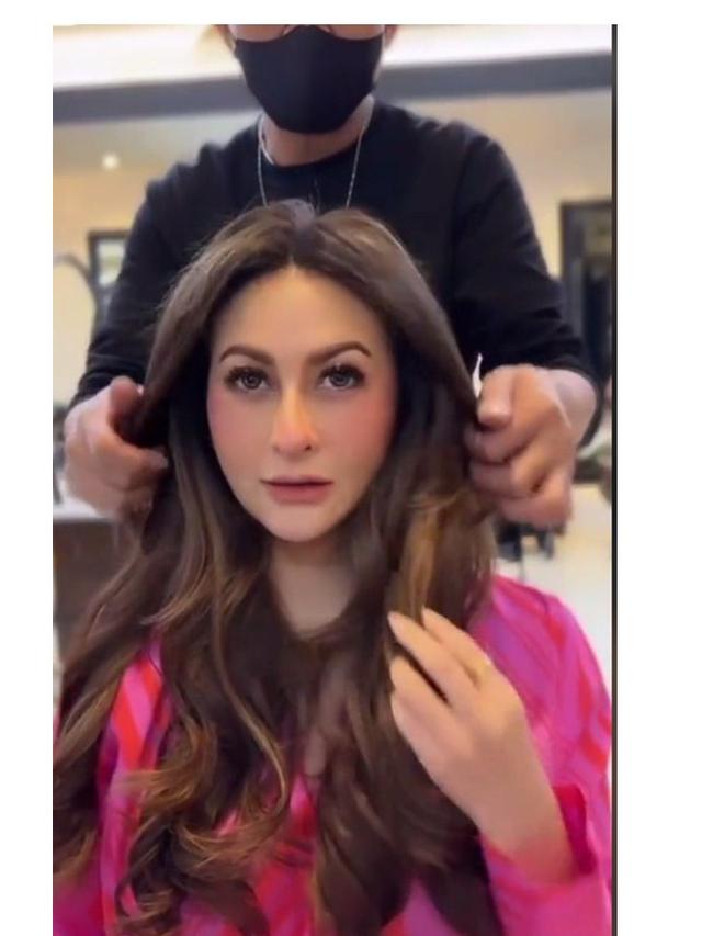 7 Potret Terbaru Diana Punky Tetap Awet Muda di Usia 49 Tahun, Disebut Bak Barbie