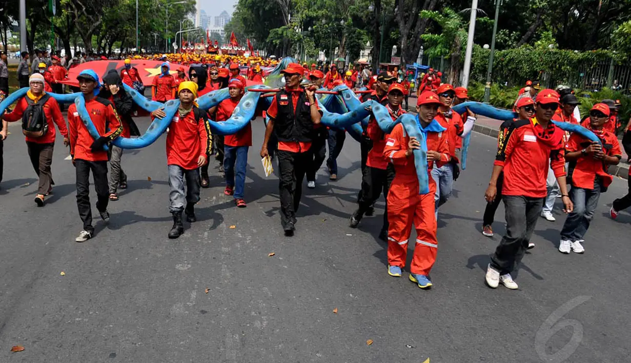 Sejumlah buruh membawa replika gurita saat melakukan aksi di depan Istana Merdeka, Jakarta, (15/9/14). (Liputan6.com/Miftahul Hayat)