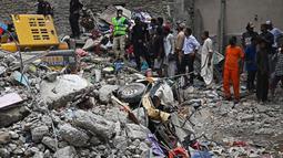 Tim penyelamat masih terus berupaya mengeluarkan lebih banyak korban dari reruntuhan gedung lima lantai di Pakistan.  (Rizwan TABASSUM/AFP)