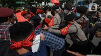 Massa gabungan dari berbagai elemen buruh dan organisasi mahasiswa terlibat aksi dorong dengan apparat kepolisian pada peringatan May Day di area Patung Kuda, Jakarta, Sabtu (1/5/2021). Polisi mengamankan sejumlah massa yang diduga mahasiswa dalam aksi unjuk rasa tersebut. (merdeka.com/Imam Buhori)