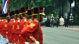 Enam Duta Besar Luar Biasa dan Berkuasa Penuh (LBPP) Designated Resident untuk Republik Indonesia saat tiba di Istana Merdeka, Jakarta, Kamis (19/3/2015). (Liputan6.com/Faizal Fanani)