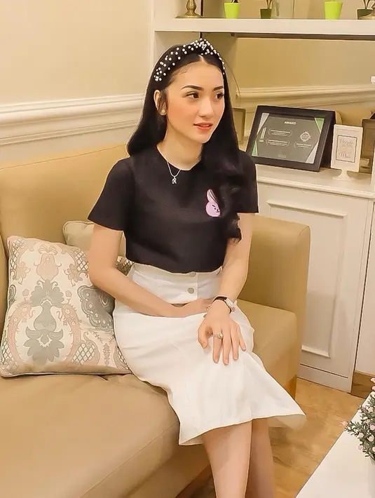 Tahun 2013, ia pun keluar dari Princess, tak disebutkan alasannya keluar waktu itu. Namun setahun kemudian ia pun menikah dengan kekasihnya, Manan di tahun 2014. Dalam pernikahannya kini ia pun dikaruniai seorang anak. (Liputan6.com/IG/@racheloctavia19)