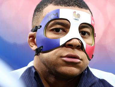 Pemain Prancis, Kylian Mbappe mengenakan topeng saat sesi latihan jelang laga melawan Belanda pada laga Grup C Euro 2024 di Leipzig Stadium, Leipzig, Jerman, Kamis (20/06/2024) waktu setempat. (AFP/Franck Fife)