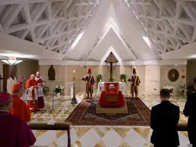 Foto yang diambil pada tanggal 21 April 2025 dan dibagikan pada 22 April 2025 oleh The Vatican Media memperlihatkan Paus Fransiskus di dalam peti jenazahnya yang terbuka selama upacara Penguatan Wafatnya Paus di Kapel Santa Marta, Vatikan. (Handout/VATICAN MEDIA/AFP)