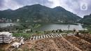 Seorang petani menyiapkan lahan untuk ditanami kentang di Desa Sembungan, Dieng, Jawa Tengah, 1 Juli 2021. Pardi (51) salah seorang petani di Desa Sembungan mengungkapkan kentang jauh lebih bernilai dibandingkan jenis sayuran lain seperti daun bawang atau wortel. (merdeka.com/Iqbal S. Nugroho)