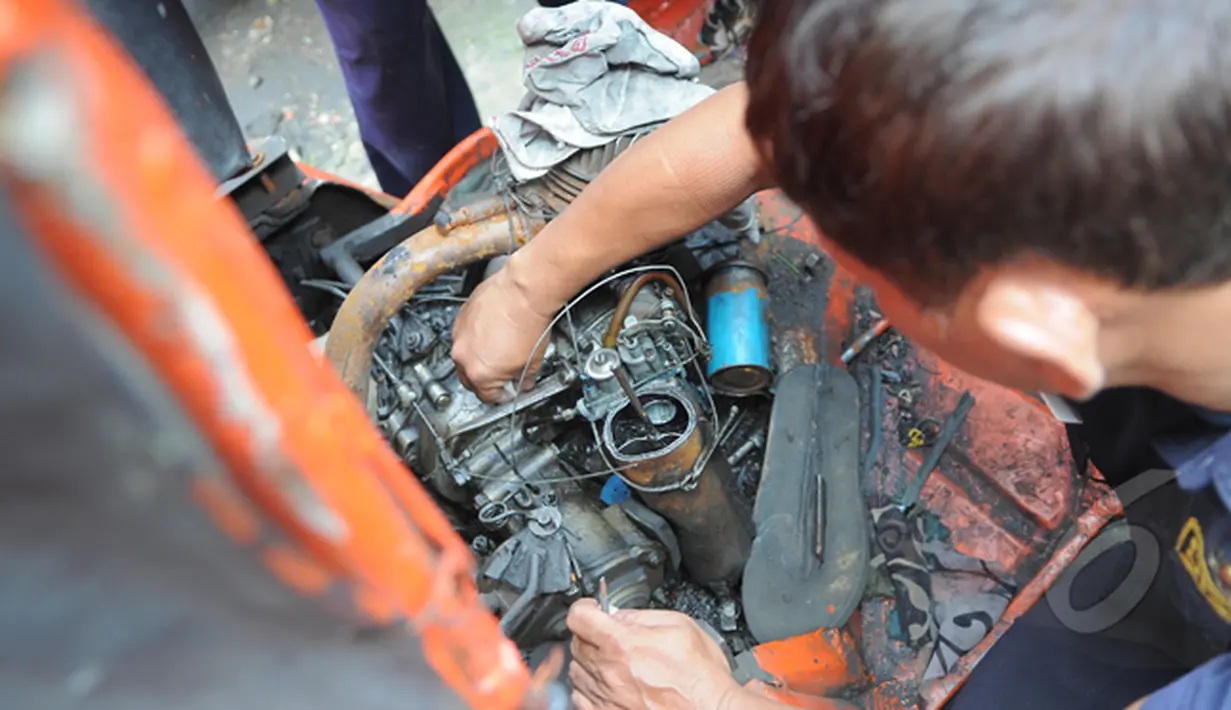 Petugas Dinas Perhubungan DKI Jakarta sedang mengecek nomor rangka mesin dan badan bajaj sebelum bajaj dihancurkan, Jakarta, Rabu (4/3/2015). (Liputan6.com/Herman Zakharia)