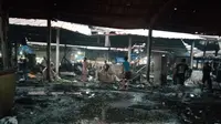 Kebakaran menghanguskan 60 kios pedagang di Pasar Induk Kemang, Bogor, Jawa Barat, Senin (1/7/2024) sore. Kebakaran diduga akibat gas elpiji bocor. (Liputan6.com/Achmad Sudarno)