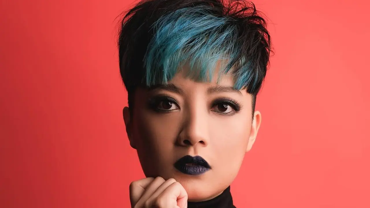 6 Potret Terbaru Leony  dengan Rambut Biru, Curi Perhatian