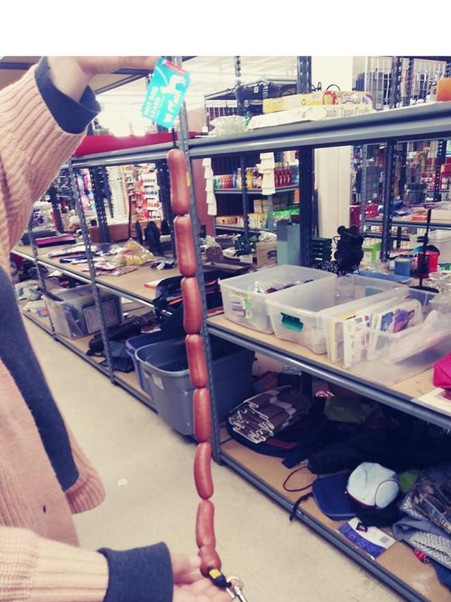 7 Barang Unik yang Ditemukan di Pasar Bekas Ini Bikin Geleng Kepala