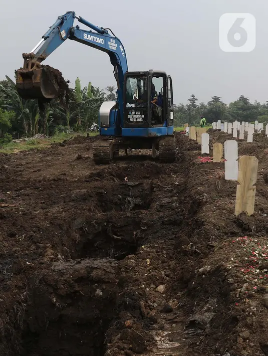 Alat berat menyiapkan makam jenazah dengan protokol Covid-19 di TPU Srengseng Sawah Dua, Jakarta, Kamis (18/3/2021). Dinkes DKI Jakarta mencatat penambahan kasus kematian akibat Covid-19 pada Maret 2021 berada diatas 40 atau meningkat dari 1,6 menjadi 1,7 persen. (Liputan6.com/Helmi Fithriansyah)