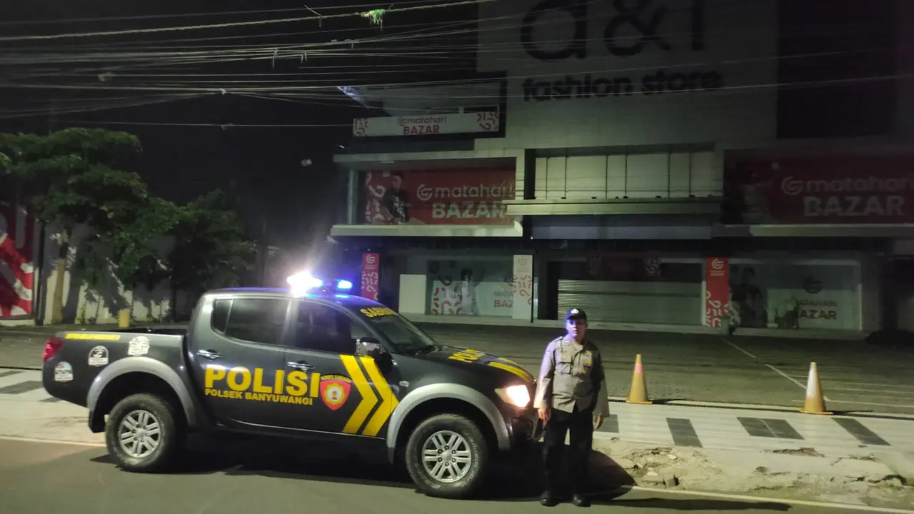 Polisi dari Polsek Banyuwangi Kota melakukan patroli di lokasi yang biasa digunakan perang sarung oleh segerombolan remaja (Istimewa)