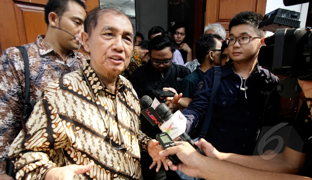 Mantan Dirjen Pajak Hadi Poernomo memberi keterangan kepada wartawan usai menjalani sidang praperadilan dengan agenda pembacaan kesimpulan, di Pengadilan Negeri Jakarta Selatan, Senin (25/5/2015). (Liputan6.com/Yoppy Renato)