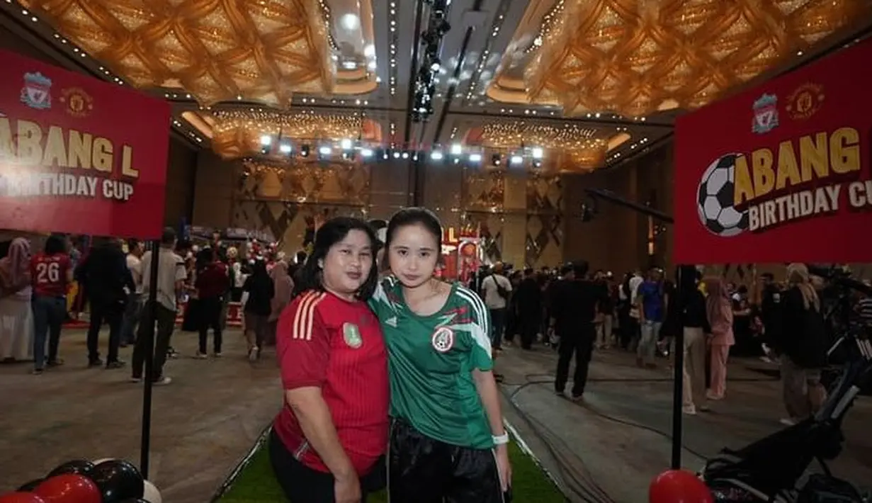 Gritte Agatha tampil dengan jersey hijau dari timnas Meksiko yang dipadukan dengan celana training hitamnya. [@gritteagahthaa]