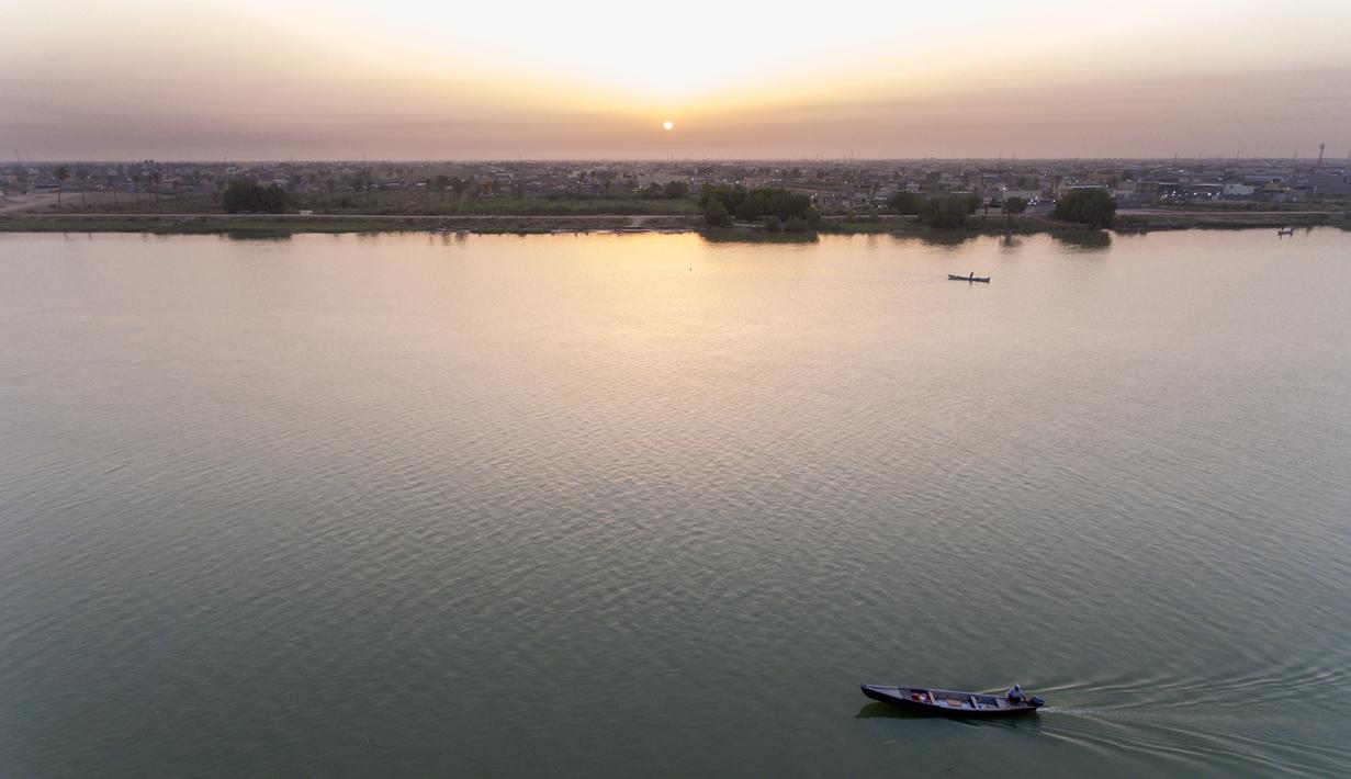 Foto udara ini memperlihatkan para nelayan di perairan Shatt al-Arab di Basra, Irak, Selasa (7/6/2022). Shatt al-Arab, atau Arvand Rūd adalah sungai yang terletak di Asia Barat Daya. Sungai ini memiliki panjang sekitar 200 km. (AP Photo/Nabil al-Jurani)