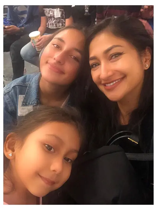 <p>Sudah tumbuh dewasa, Camilla juga memiliki tubuh tinggi yang sudah menyamai sang bunda. Paras cantik Rahma juga menurun ke putrinya. [Instagram/raazharita]</p>