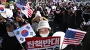 Para pengunjuk rasa berharap Yoon Suk Yeol tetap menjabat sebagai Presiden dan tidak dimakzulkan. (JUNG YEON-JE/AFP)