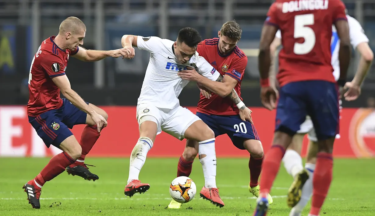 Aksi Lautaro Martinez pada leg 2, babak 16 besar Liga Europa yang berlangsung di stadion Giuseppe Meazza, Milan, Jumat (22/2). Inter Milan menang 4-0 atas rapid Wien. (AFP/Miguel Medina)