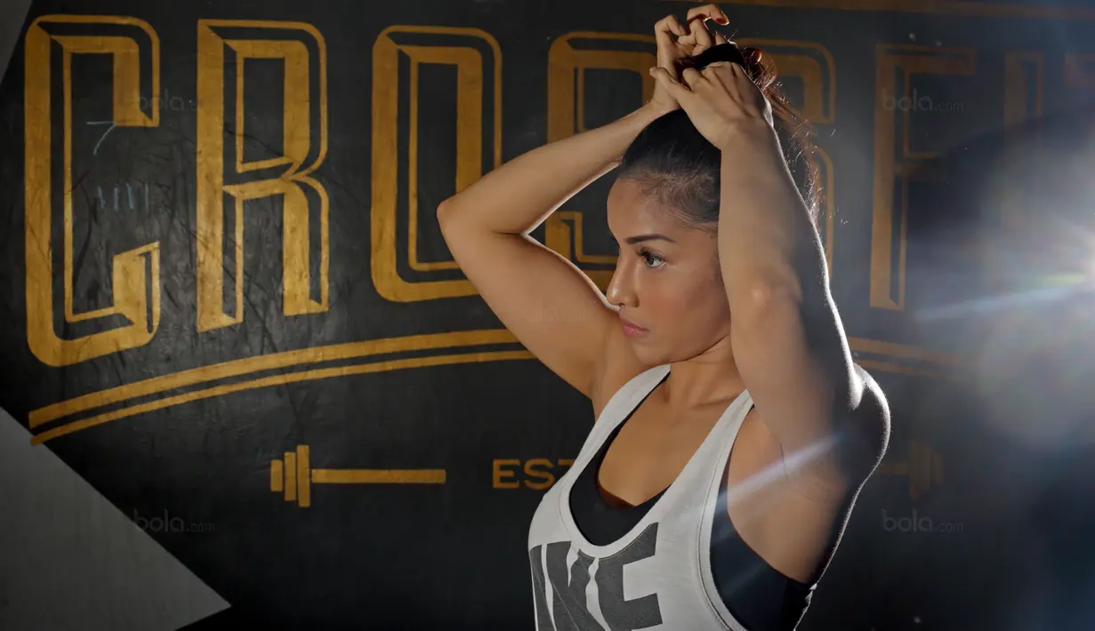 Gita Bachtiar atlet binaraga putri Indonesia menjalani latihan di Bengkel Cross-Fit, Jakarta pada Kamis (25/1/2018).  Gita Bachtiar berhasil menyabet 3 piala sekaligus di ajang IFBB Muscle Beach, Bali pada 15 Oktober 2017.  (Bola.com/Peksi Cahyo)