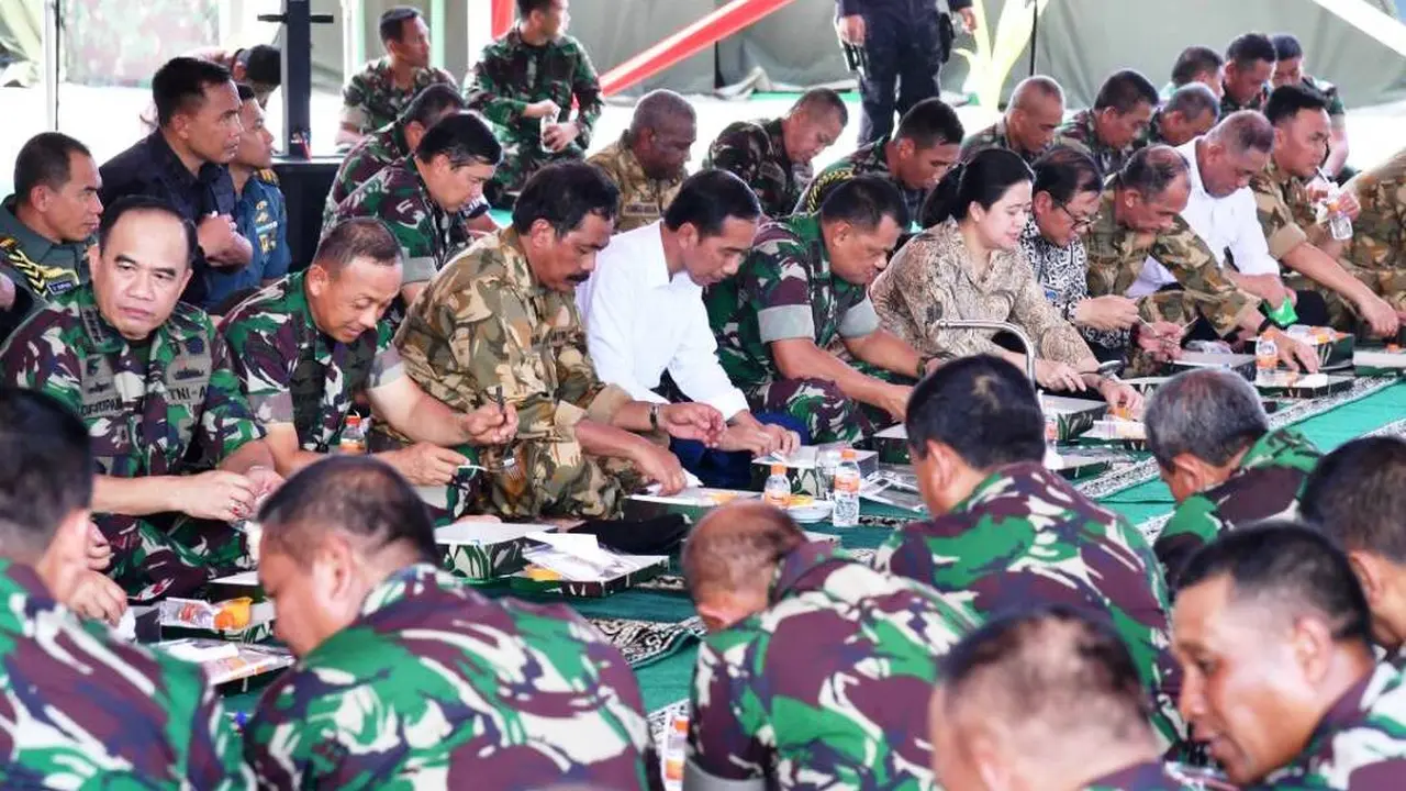 20170519-TNI-Natuna-Jokowi Lesehan