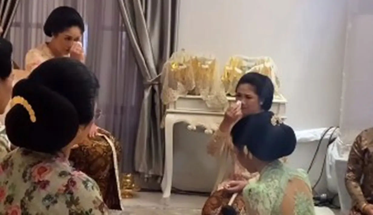 Saat meminta izin kepada kedua kakaknya serta orang tua untuk menikah, Erina Gudono juga tampak tak bisa menyembunyikan rasa harunya. Bahkan, sang ibu serta kakaknya juga turut meneteskan air mata saat mendengar izin dari Erina. (Liputan6.com/IG/@hepidavid)