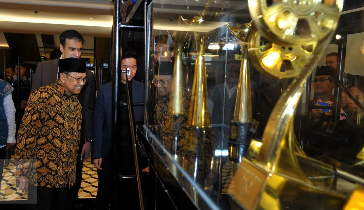 Mantan Presiden Indonesia, BJ Habibie saat menghadiri perayaan 10 tahun Reza Rahazian berkarya di dunia film di Plaza Indonesia, Jakarta, Rabu (3/9/2015). Acara tersebut bertajuk 10 Years Personal Journey of Reza Rahadian. (Liputan6.com/Faisal R Syam)