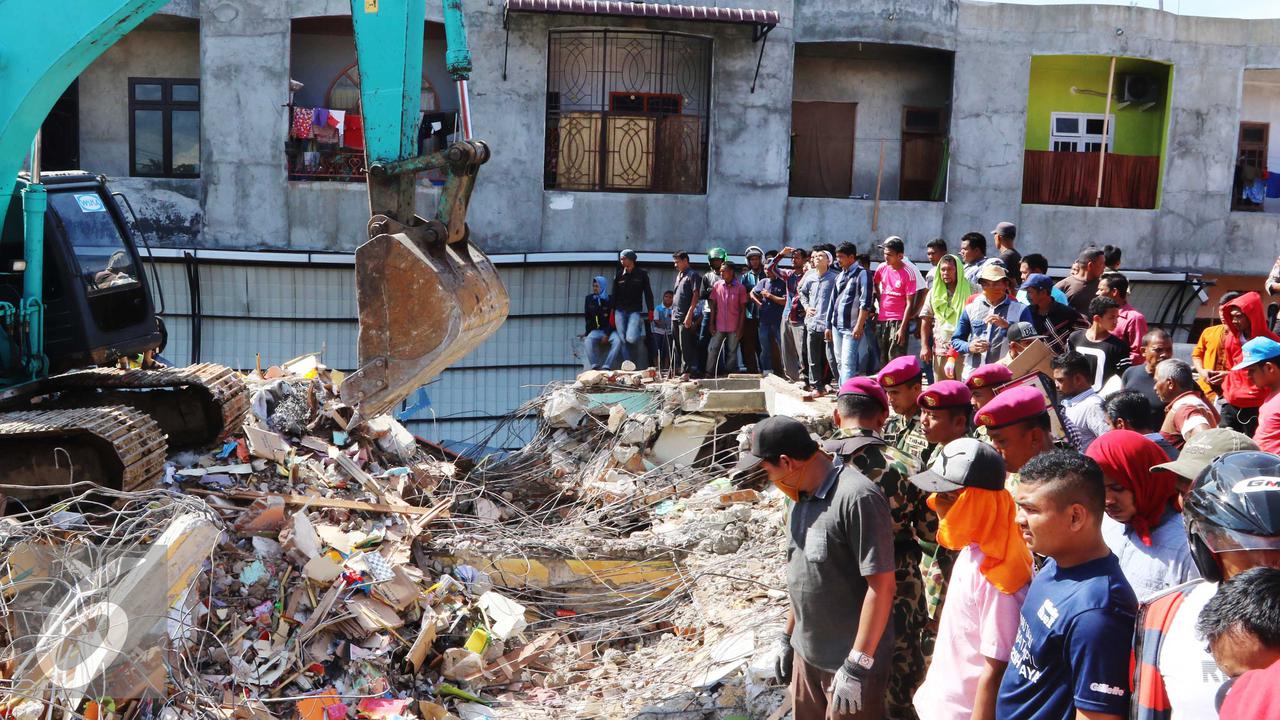 20161208- Warga Cari Barang yang Tersisa di Antara Puing Bangunan-Aceh- Angga Yuniar