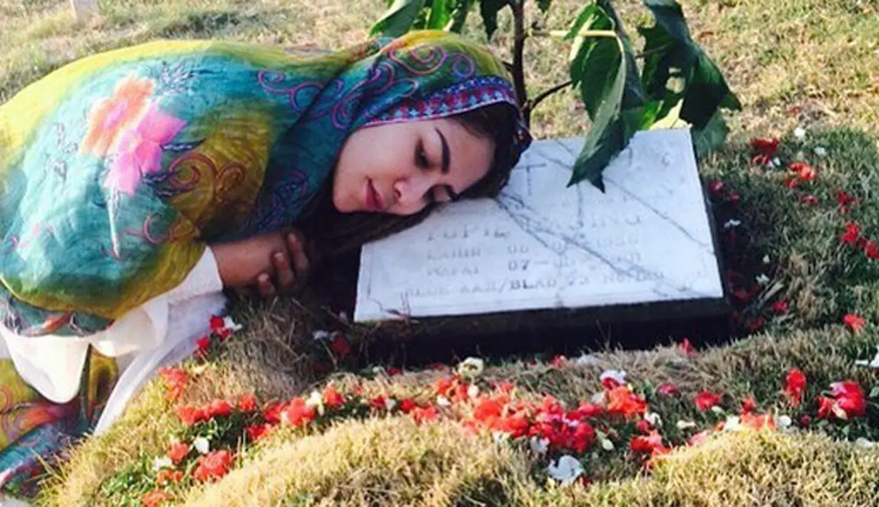 "Tapi aku tersadar, aku enggak pernah melihat pancaran kebahagiaan di mata orangtuaku. Apa yang kurang? Dan ternyata ini (hijrah)," katanya. (Instagram/princess_cinta_penelope)