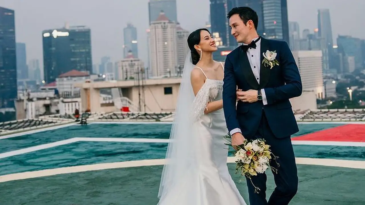 Janisaa Pradja dan Mike Lewis menikah di helipad. (Foto: Instagram/mike_lewis)